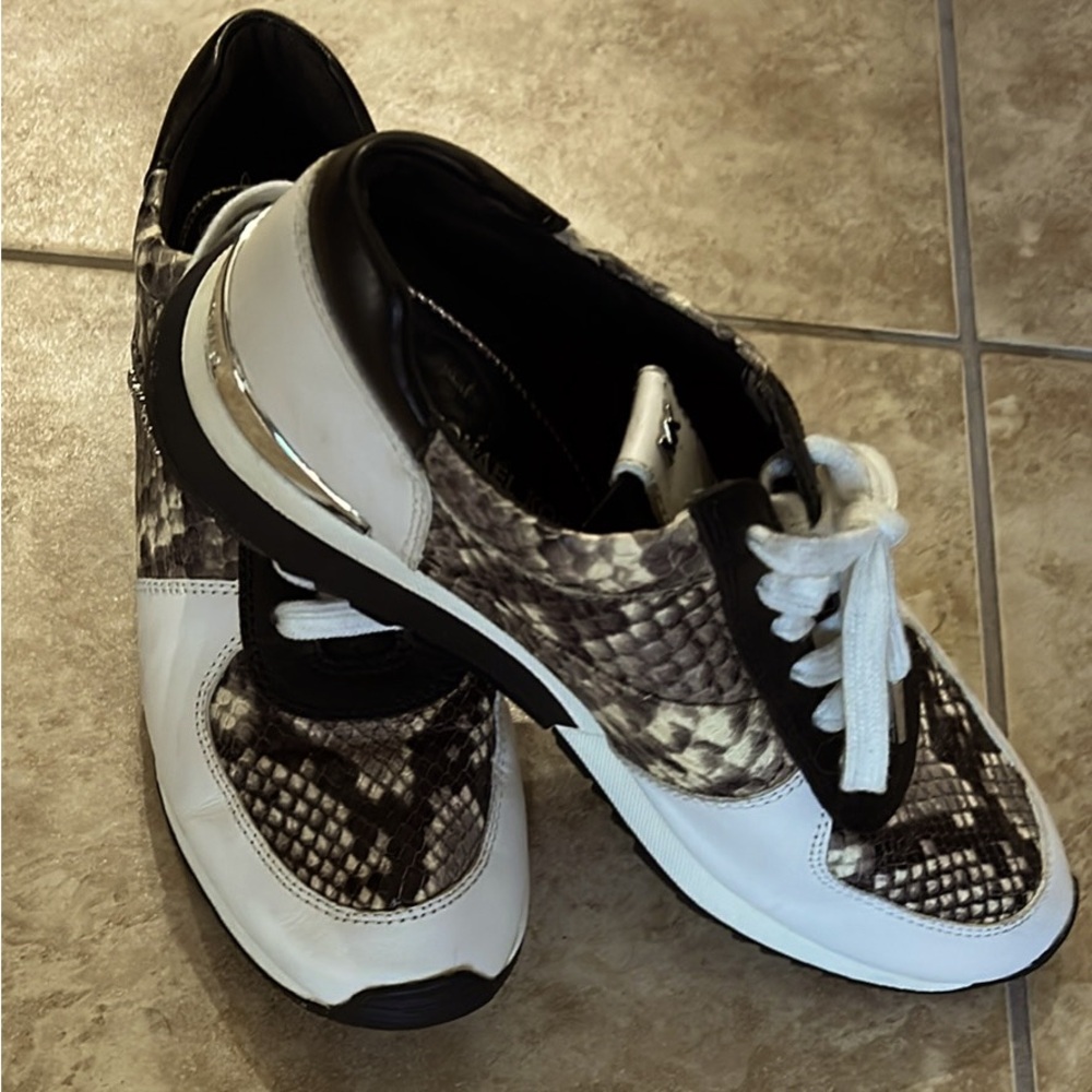 NWOT Micheal Kors Women Size 7&1/2M Snake Skin Pattern sneakers